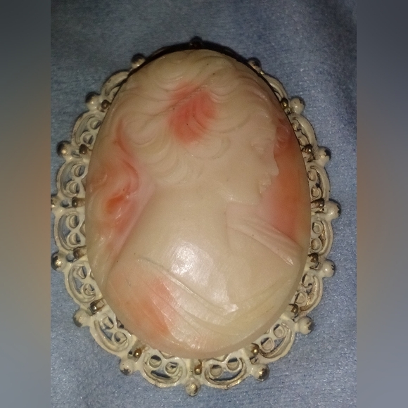 Jewelry - Vintage Lovely Cameo Brooch Pendant
